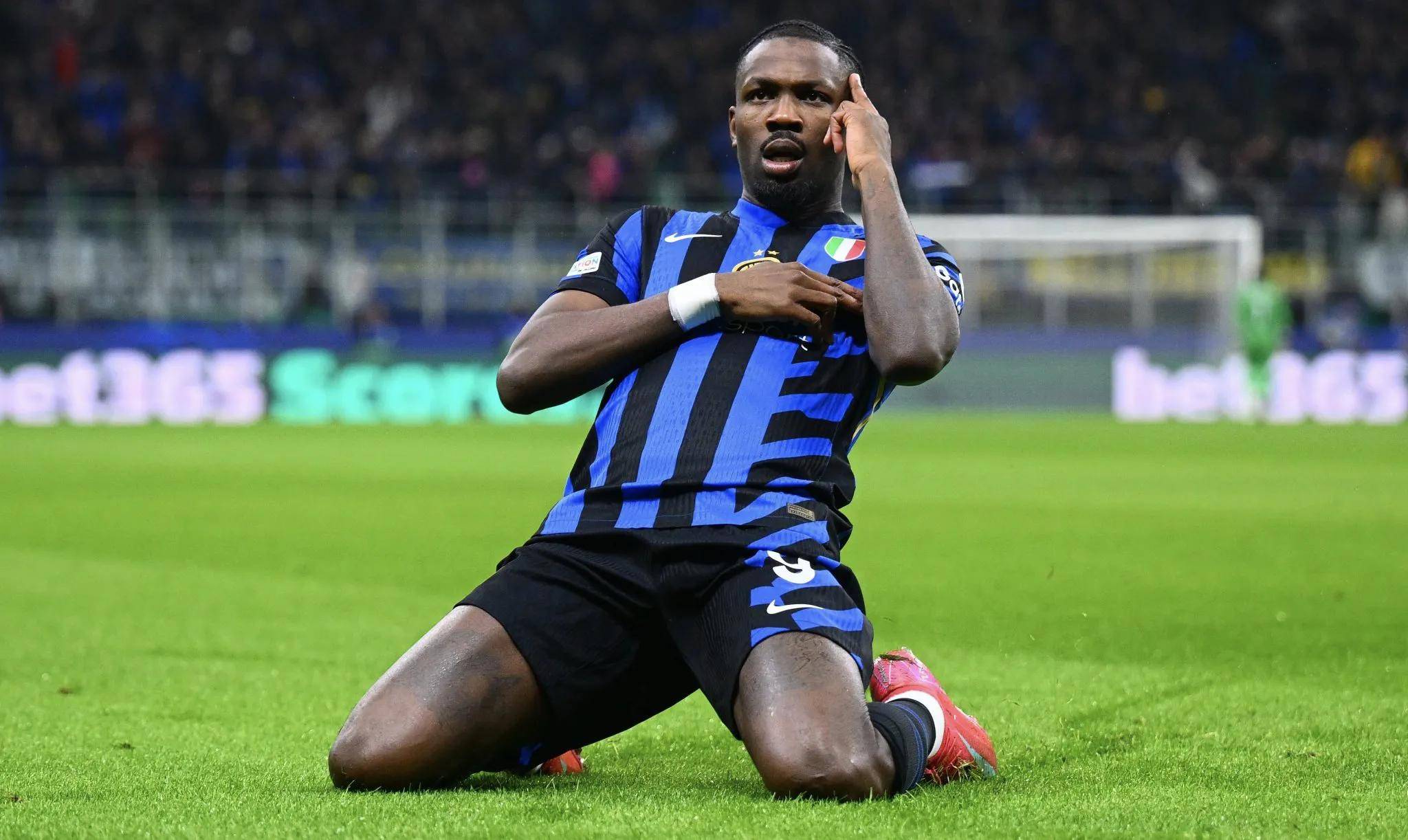 关于今夜荷甲传出新动向，曼城临场应变，管理层表态：球迷炸锅，赛季目标并未改变的信息