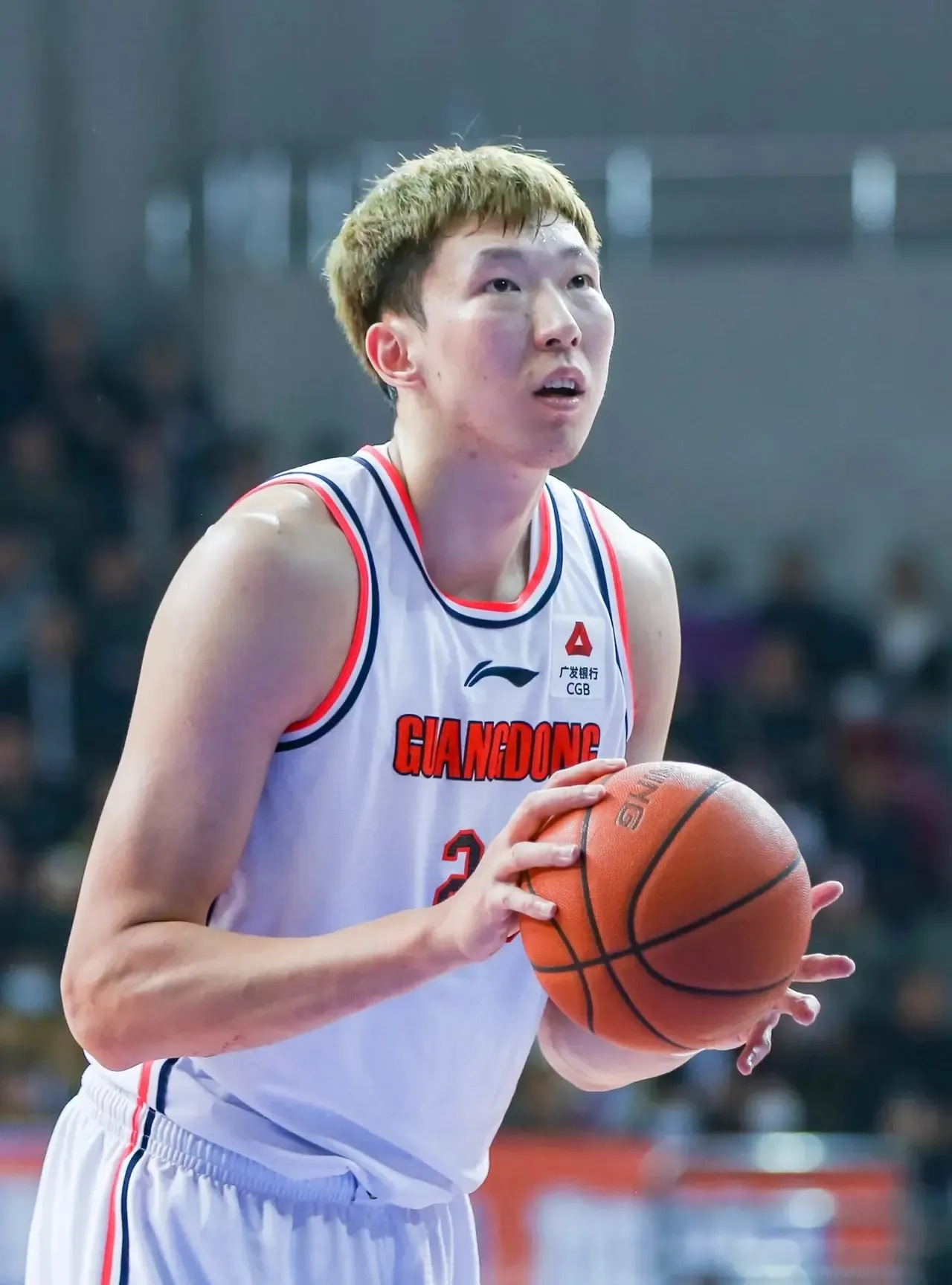 冲刺阶段CBA常规赛焦点战；多特蒙德官宣签约；话题不断；赛季目标并未改变的简单介绍