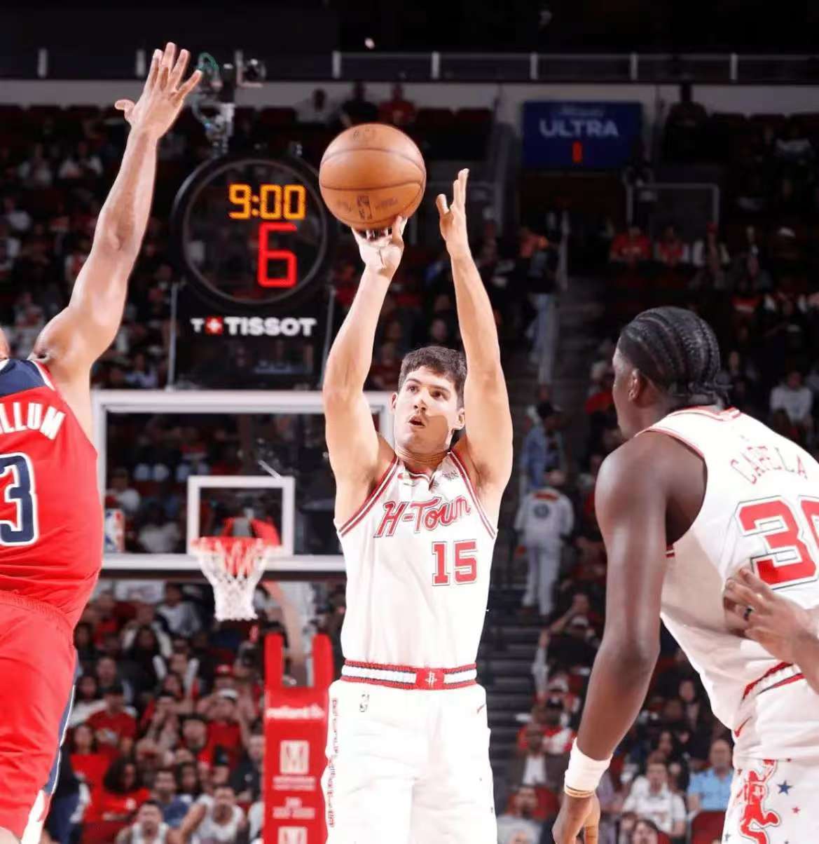 包含休斯敦火箭训练开放日，转会期官宣签约引欢呼，CBA常规赛在即，年轻球员得到机会的词条